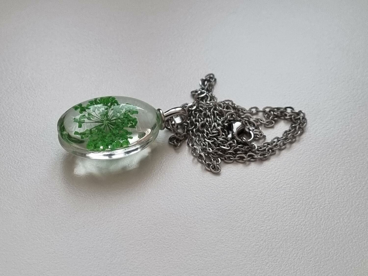 Halsband med oval glasberlock (45 cm lång kedja) - Grön glasberlock