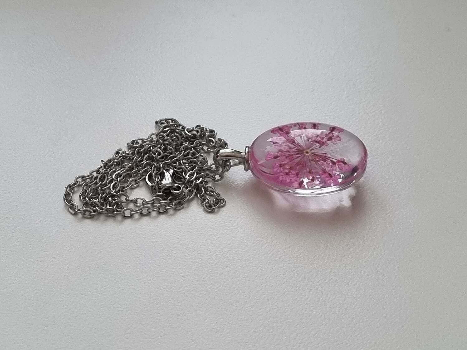 Halsband med oval glasberlock (50 cm lång kedja) - Lila/cerise