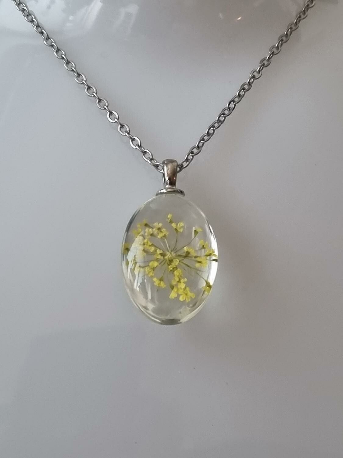 Halsband med oval glasberlock (50 cm lång kedja) - Gul