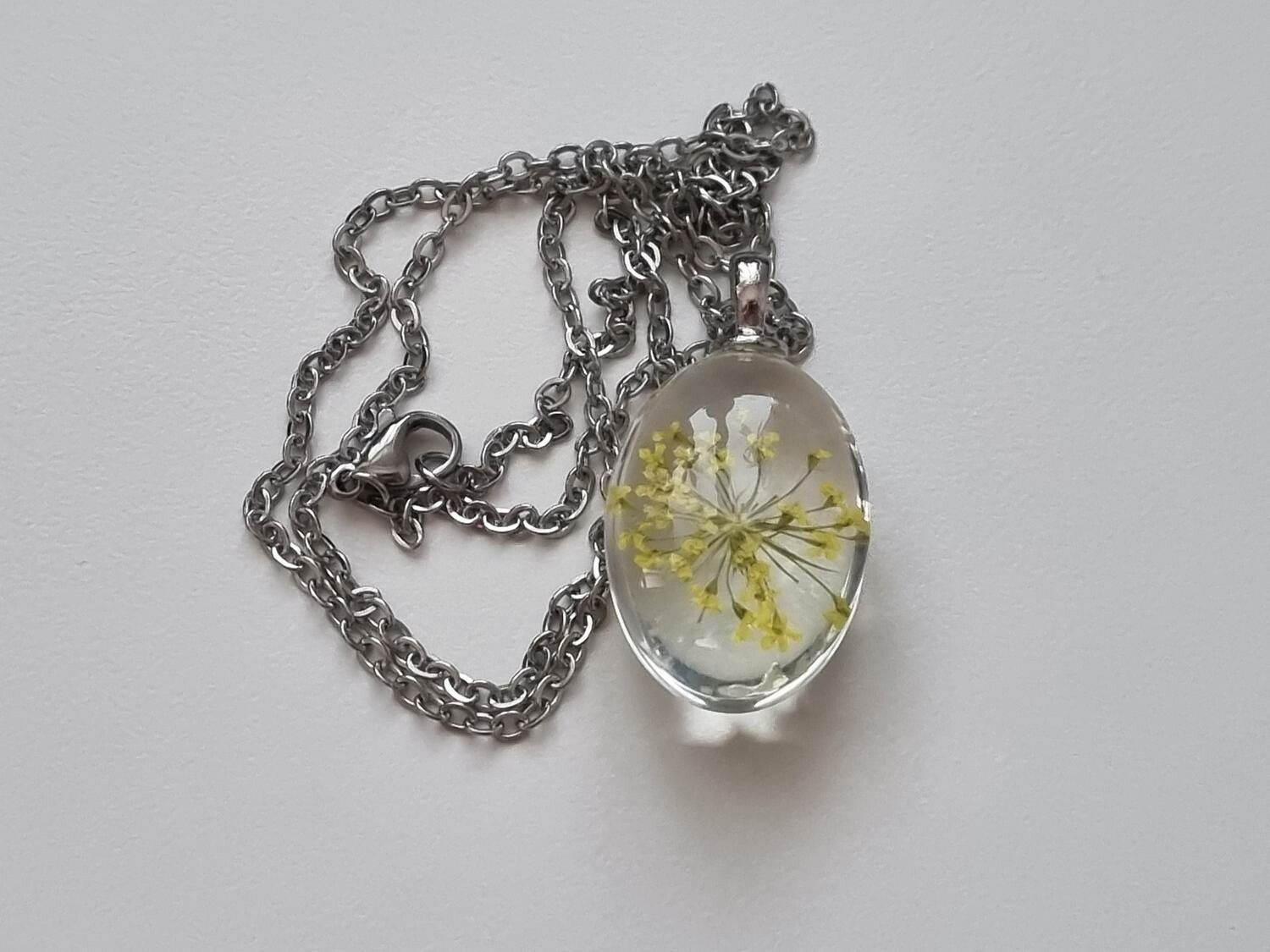 Halsband med oval glasberlock (50 cm lång kedja) - Gul
