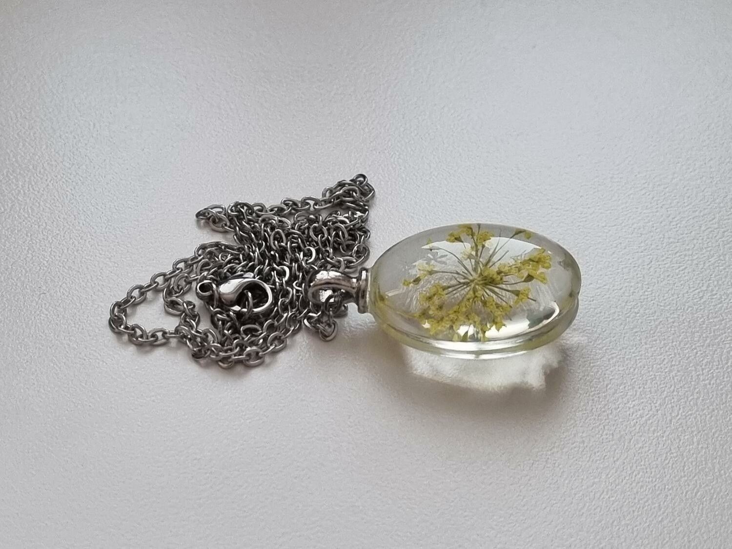 Halsband med oval glasberlock (50 cm lång kedja) - Gul