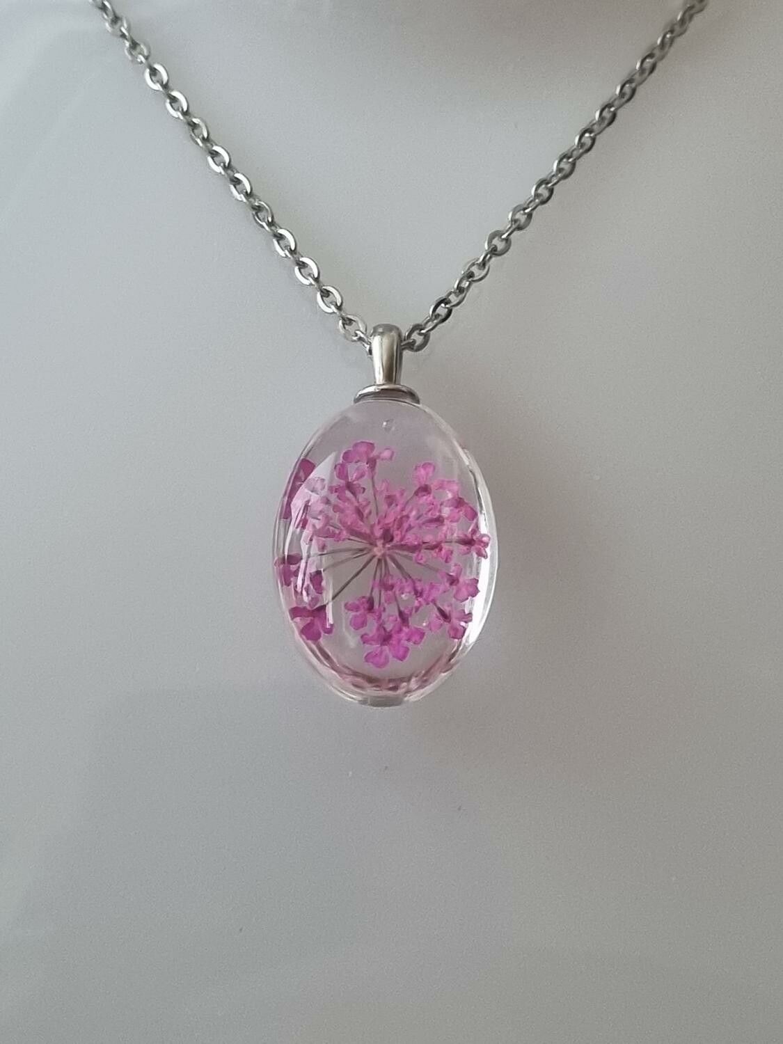 Halsband med oval glasberlock (50 cm lång kedja) - Cerise/lila