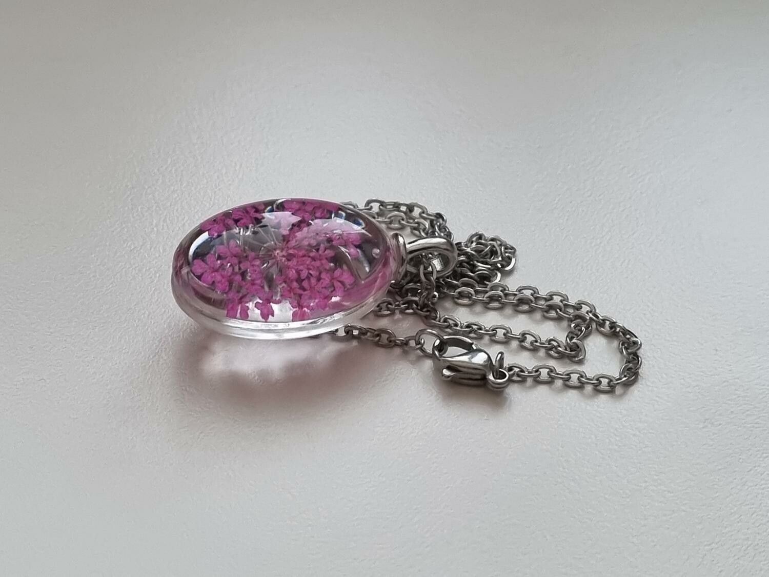 Halsband med oval glasberlock (50 cm lång kedja) - Cerise/lila