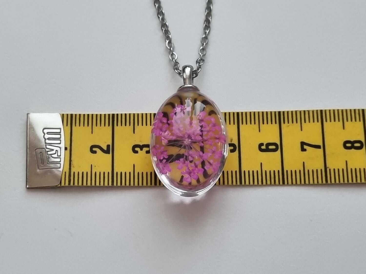 Halsband med oval glasberlock (50 cm lång kedja) - Cerise/lila