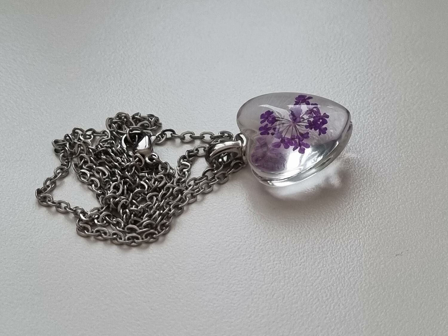 Halsband med hjärtformad glasberlock (50 cm lång kedja) - Lila