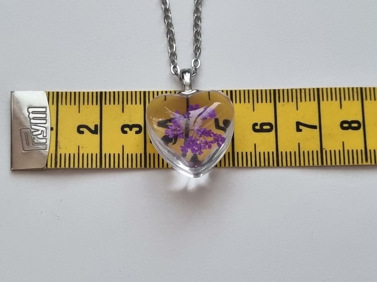 Halsband med hjärtformad glasberlock (50 cm lång kedja) - Lila