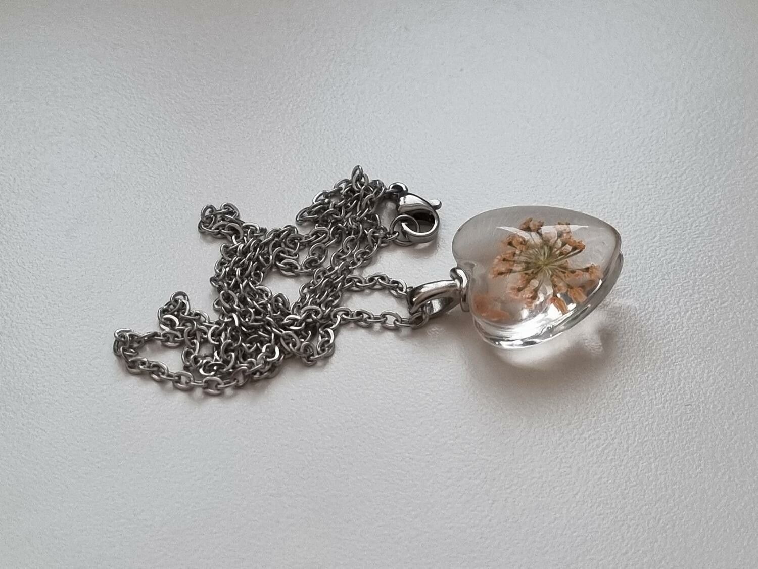 Halsband med hjärtformad glasberlock (50 cm lång kedja) - Orange