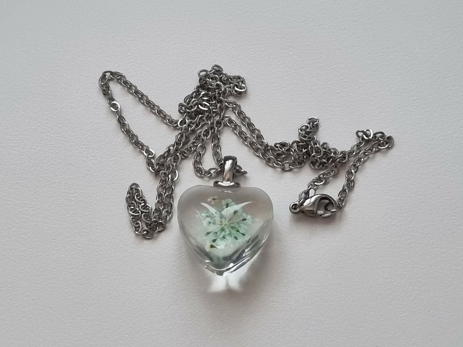 Halsband med hjärtformad glasberlock (50 cm lång kedja) - Grön/turkos