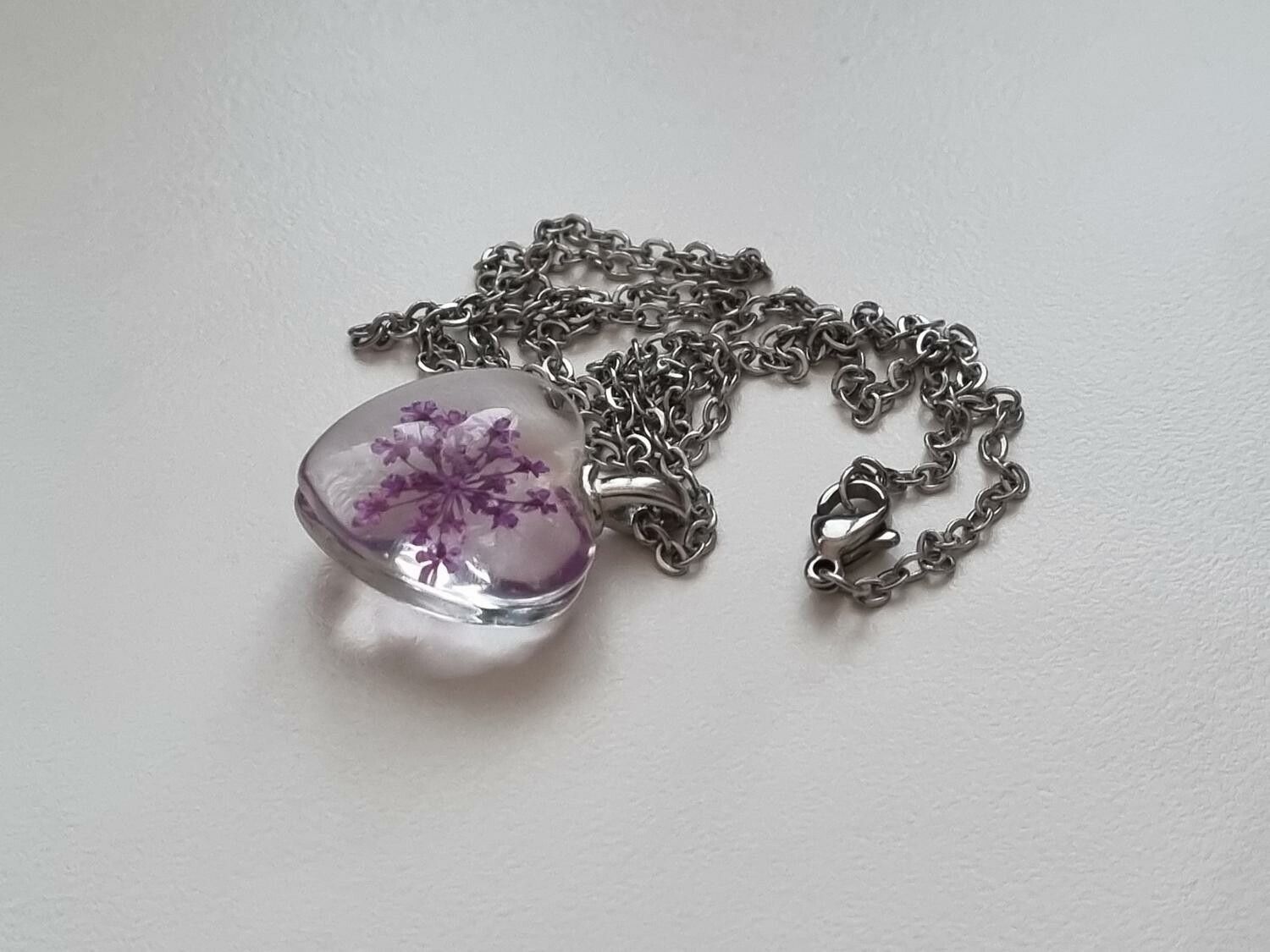 Halsband med hjärtformad glasberlock (50 cm lång kedja) - Lila
