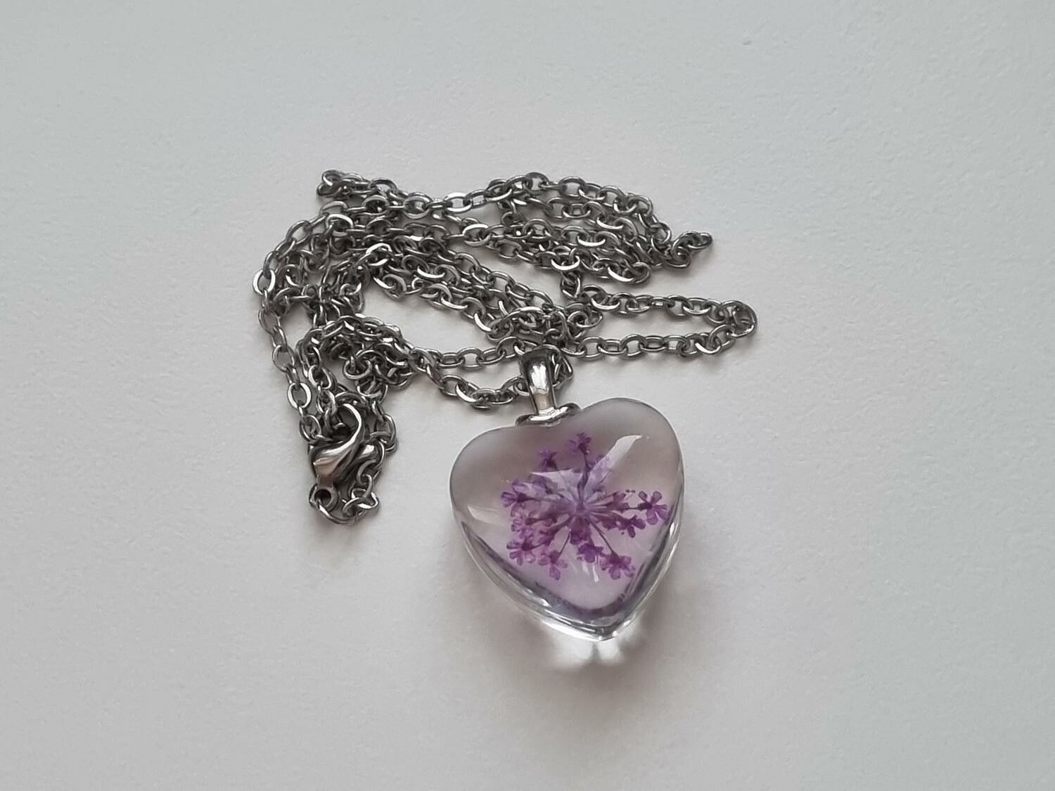 Halsband med hjärtformad glasberlock (50 cm lång kedja) - Lila