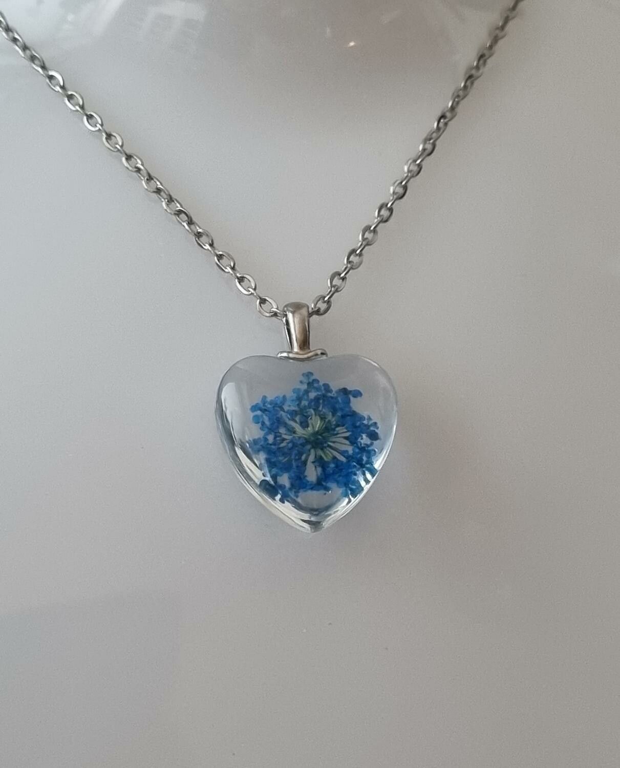 Halsband med hjärtformad glasberlock (45 cm lång kedja) - Blått