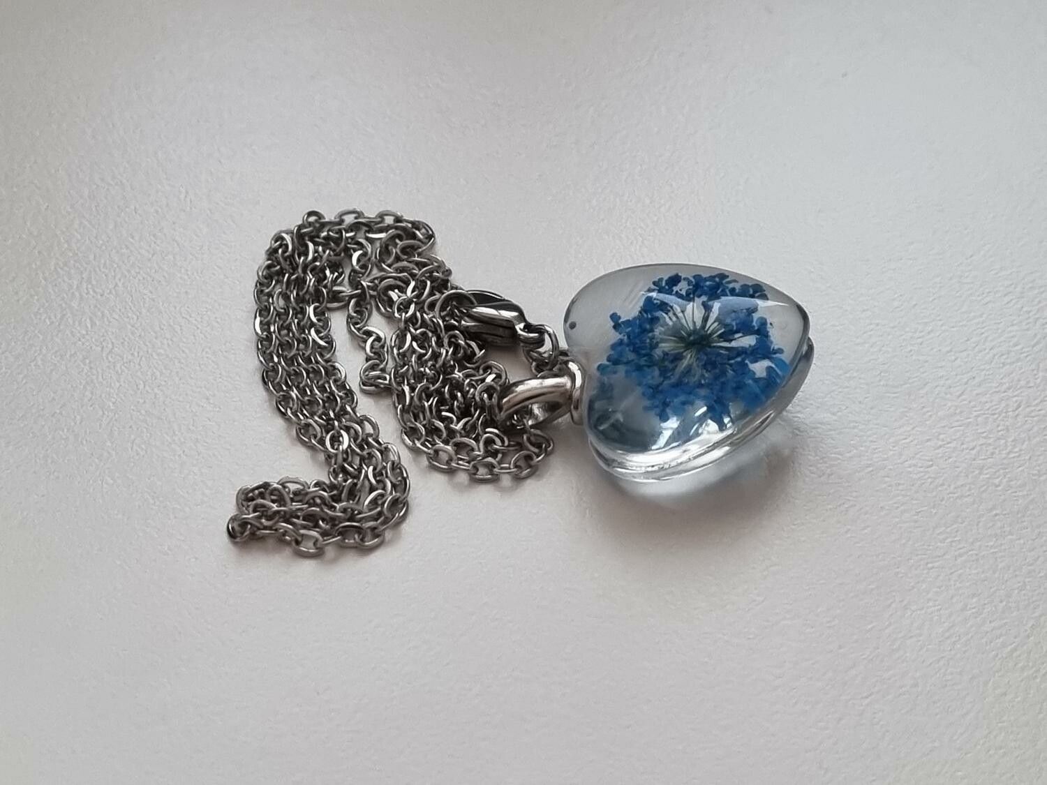 Halsband med hjärtformad glasberlock (45 cm lång kedja) - Blått