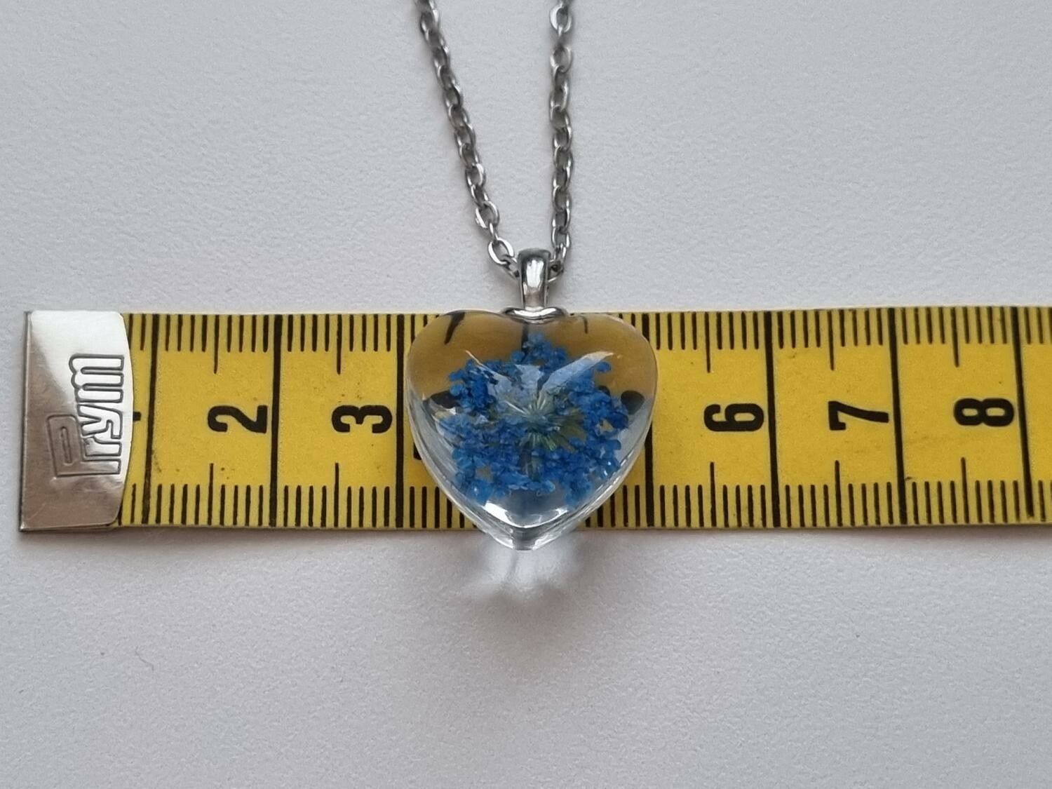 Halsband med hjärtformad glasberlock (45 cm lång kedja) - Blått