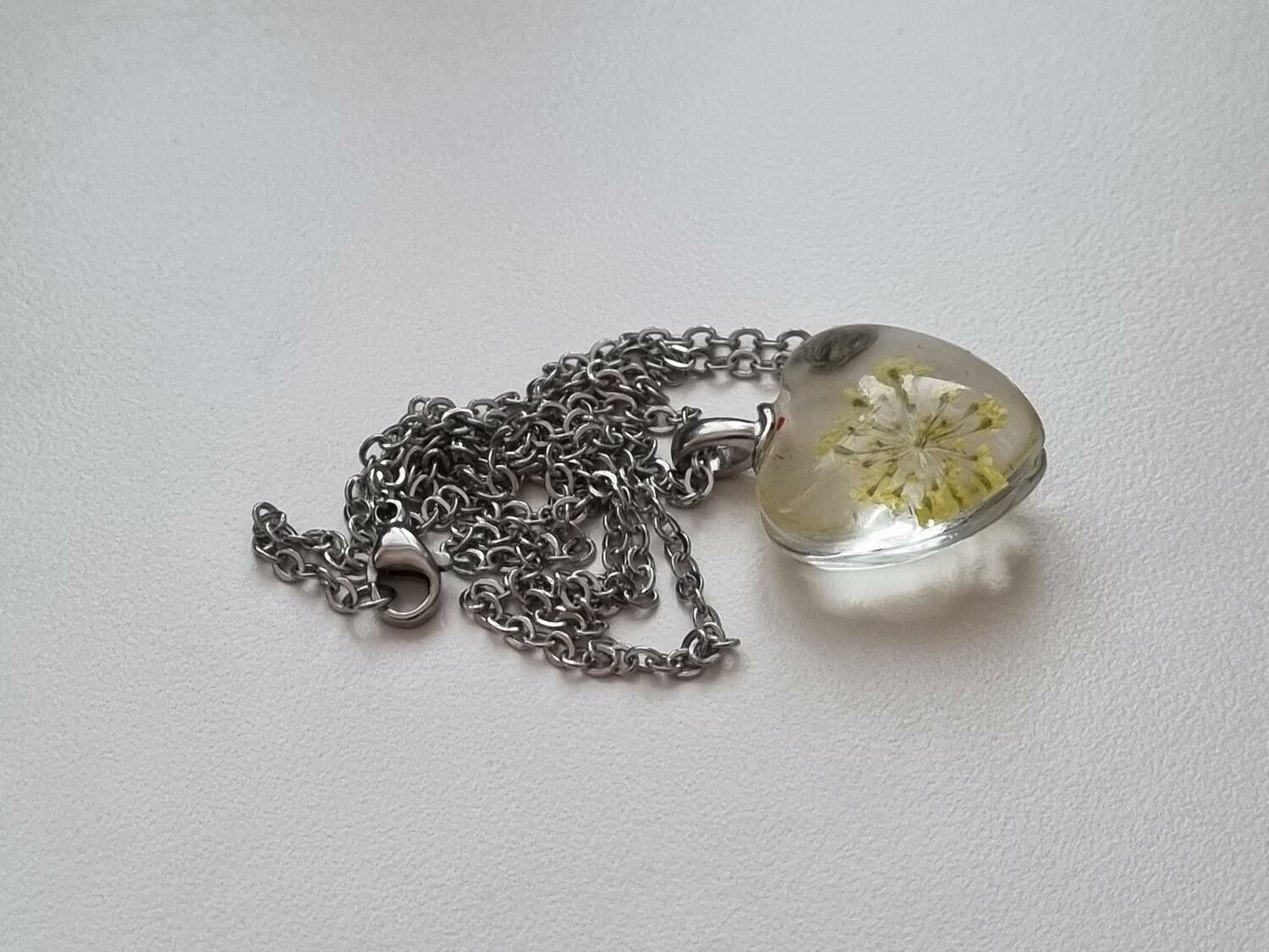 Halsband med hjärtformad glasberlock (50 cm lång kedja) - Gul