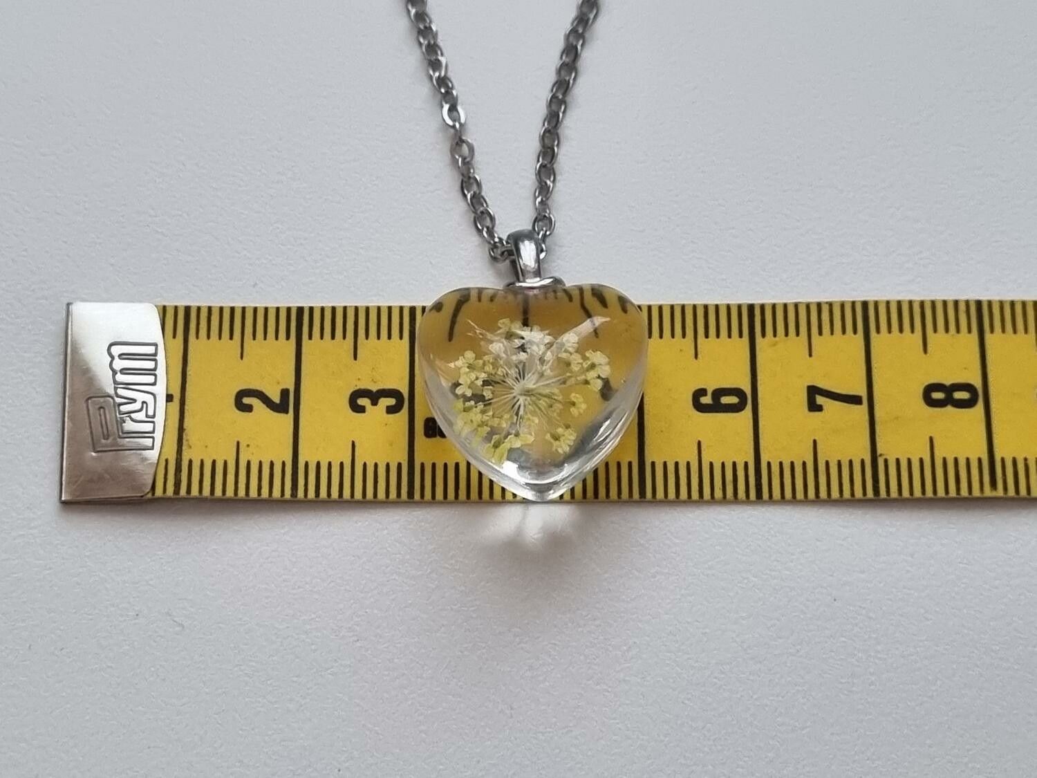 Halsband med hjärtformad glasberlock (50 cm lång kedja) - Gul
