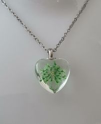 Halsband med hjärtformad glasberlock (50 cm lång kedja) - Grön