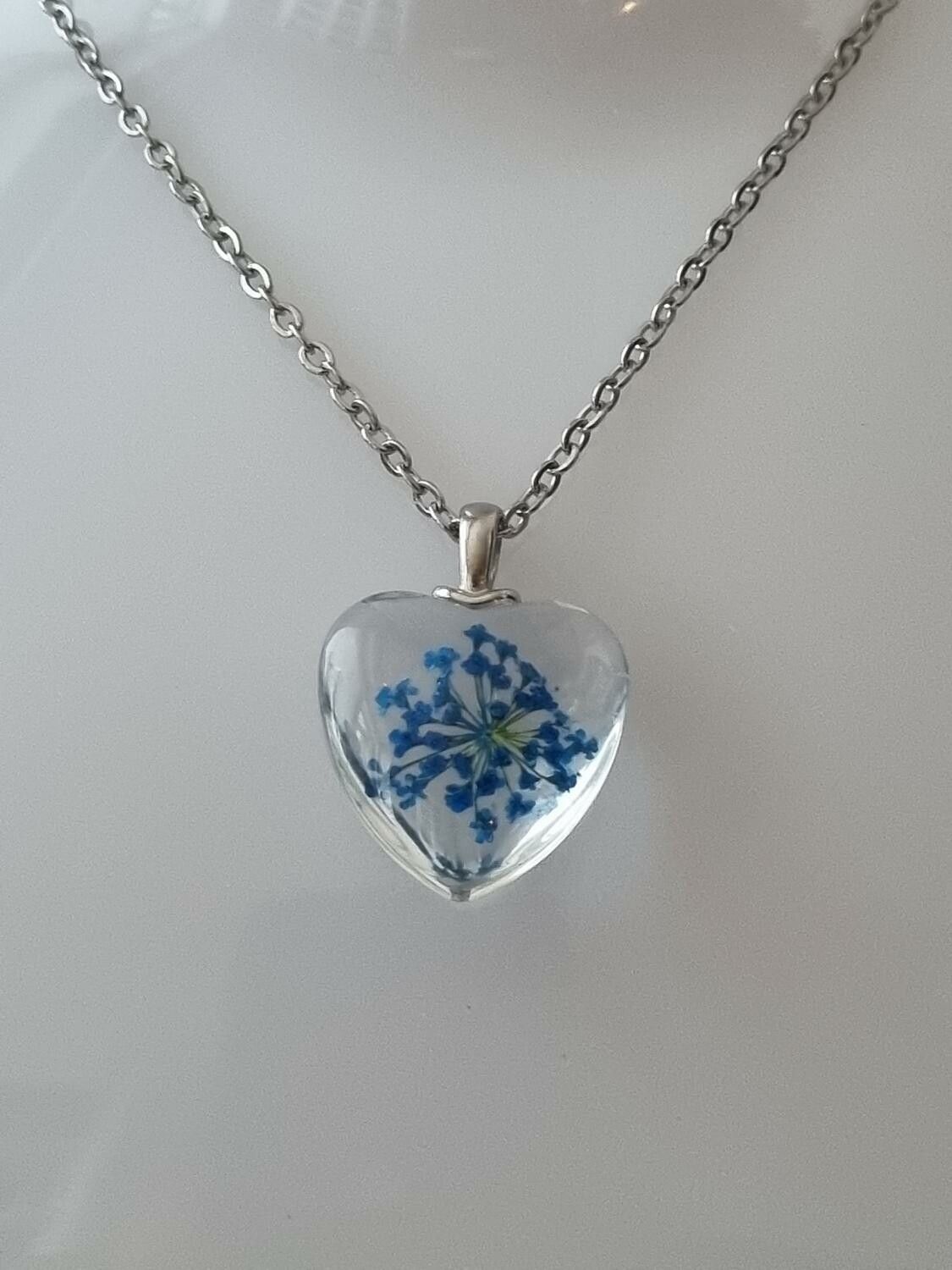 Halsband med hjärtformad glasberlock (50 cm lång kedja) - Blå