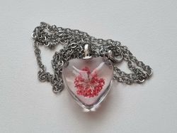Halsband med hjärtformad glasberlock (50 cm lång kedja) - Röd