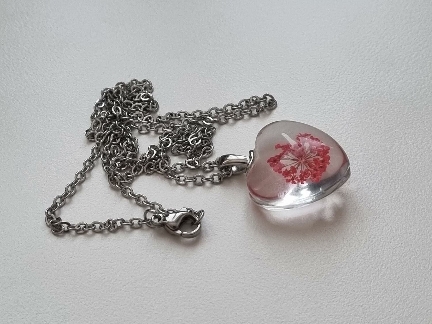 Halsband med hjärtformad glasberlock (50 cm lång kedja) - Röd