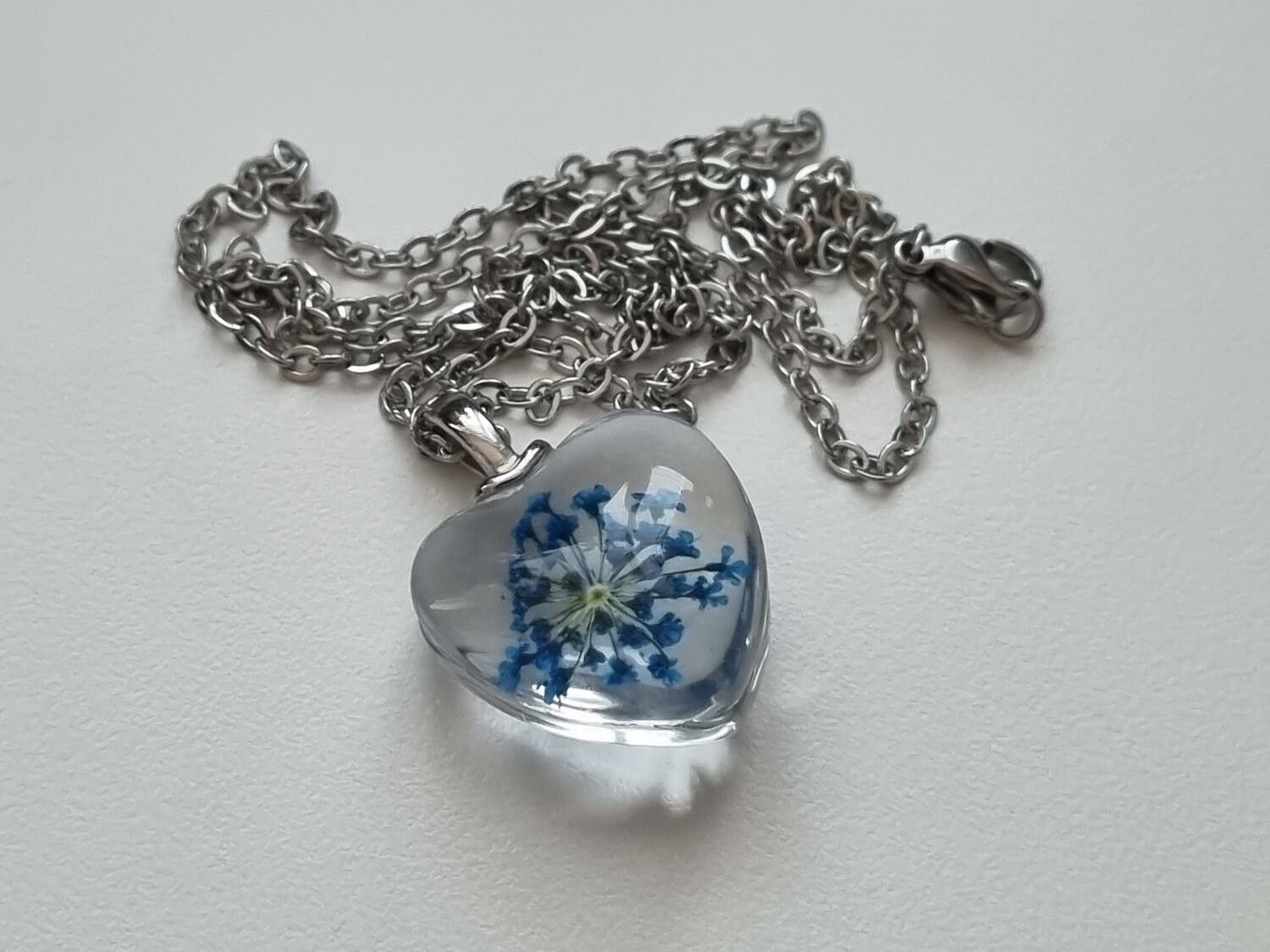 Halsband med hjärtformad glasberlock (50 cm lång kedja) - Blå