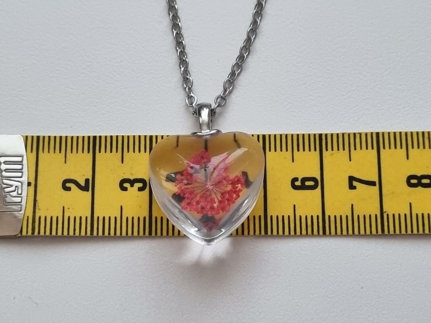 Halsband med hjärtformad glasberlock (50 cm lång kedja) - Röd