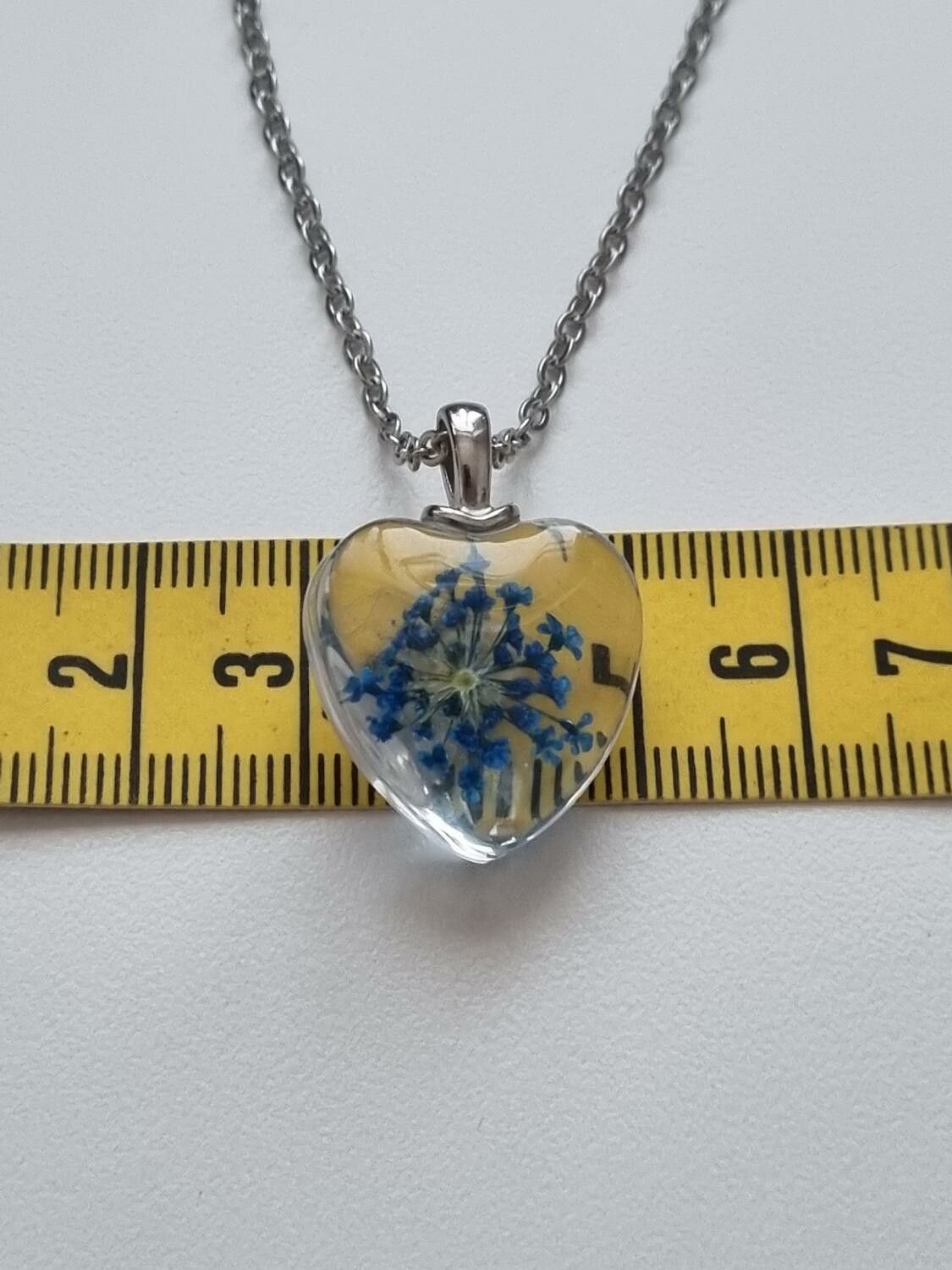 Halsband med hjärtformad glasberlock (50 cm lång kedja) - Blå