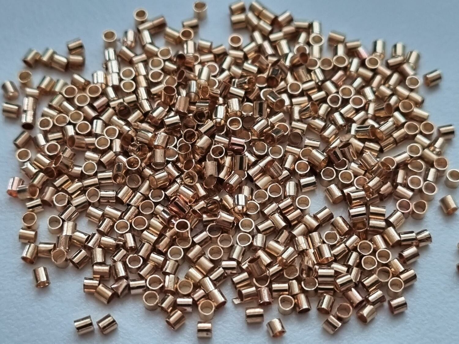 450 st guldfärgade klämpärlor, crimp beads (1,5 mm)