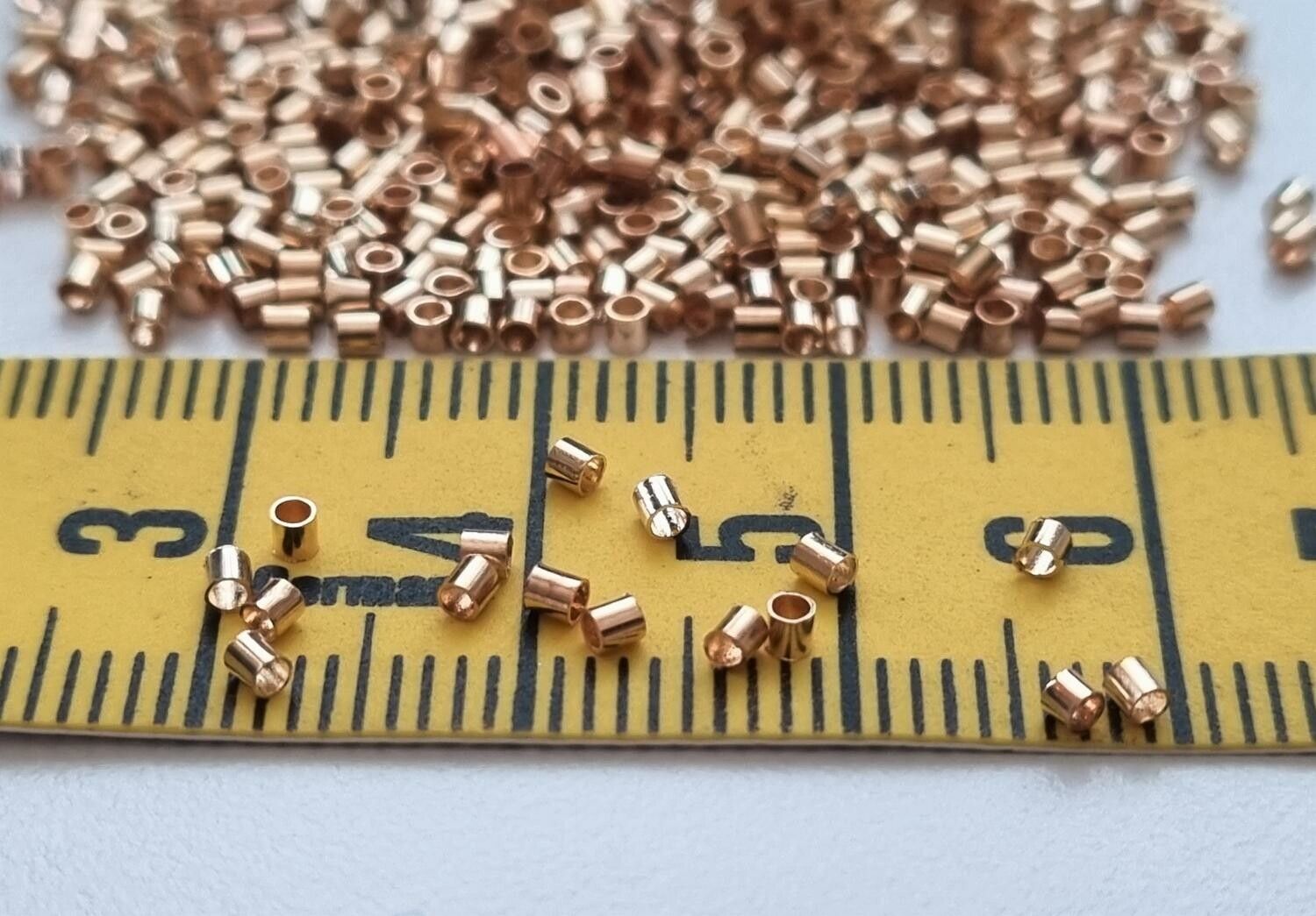 450 st guldfärgade klämpärlor, crimp beads (1,5 mm)