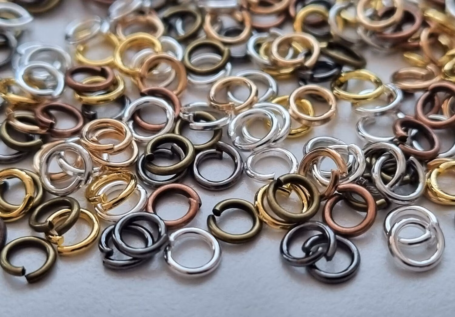 100 st jumprings / bindringar (4 mm, blandade färger)