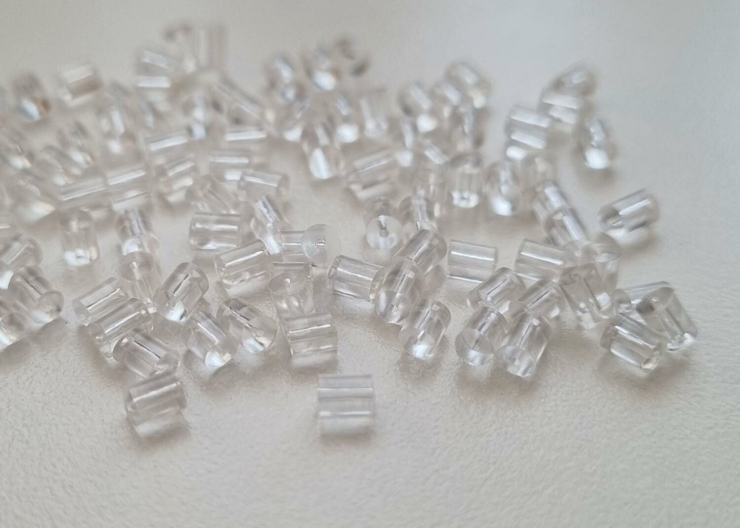 50 st pluppar bakstycken stoppers för örhängen (cylinderformade)