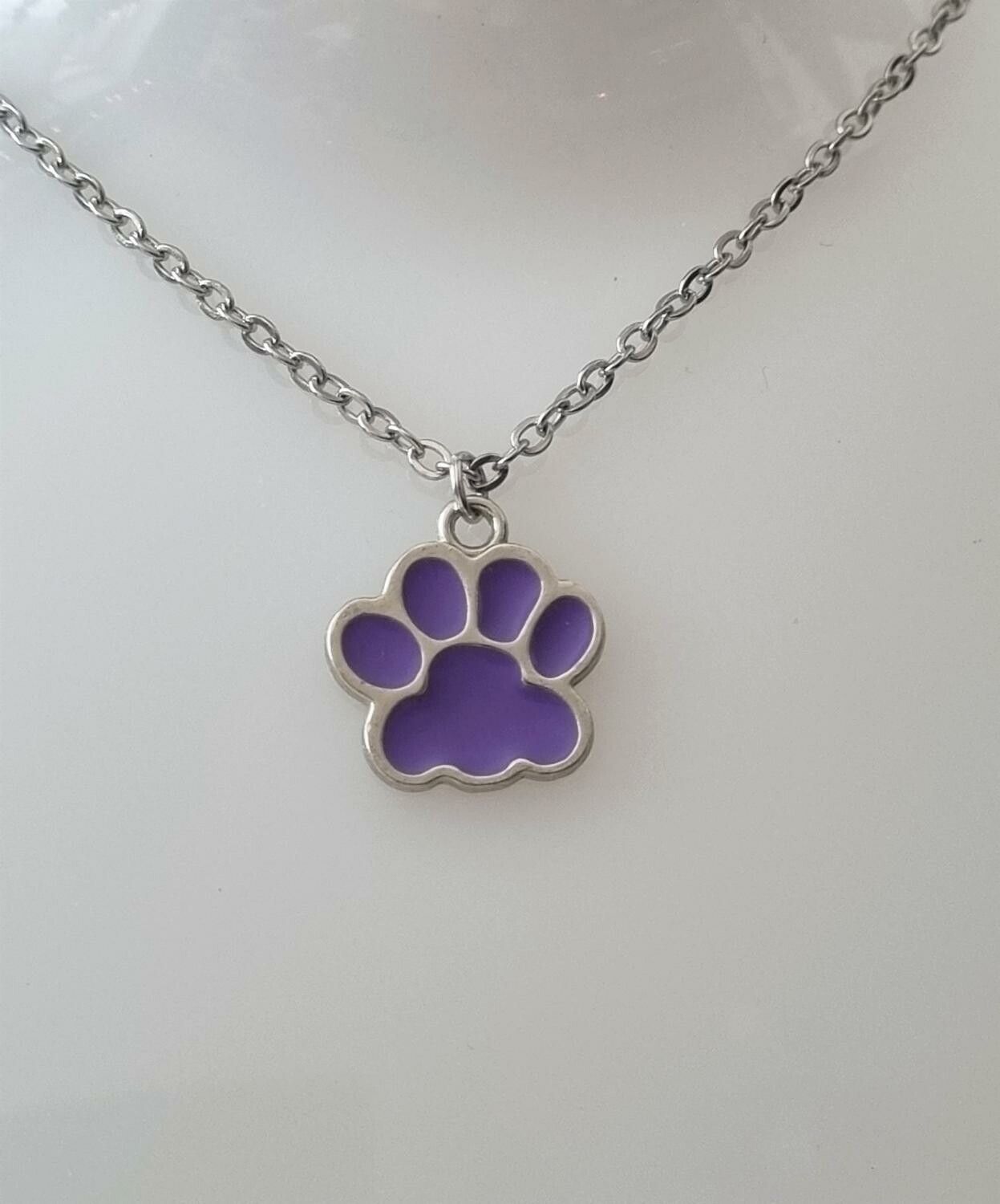 Halsband (50 cm) i rostfritt stål med söt berlock - Hundtass (lila)