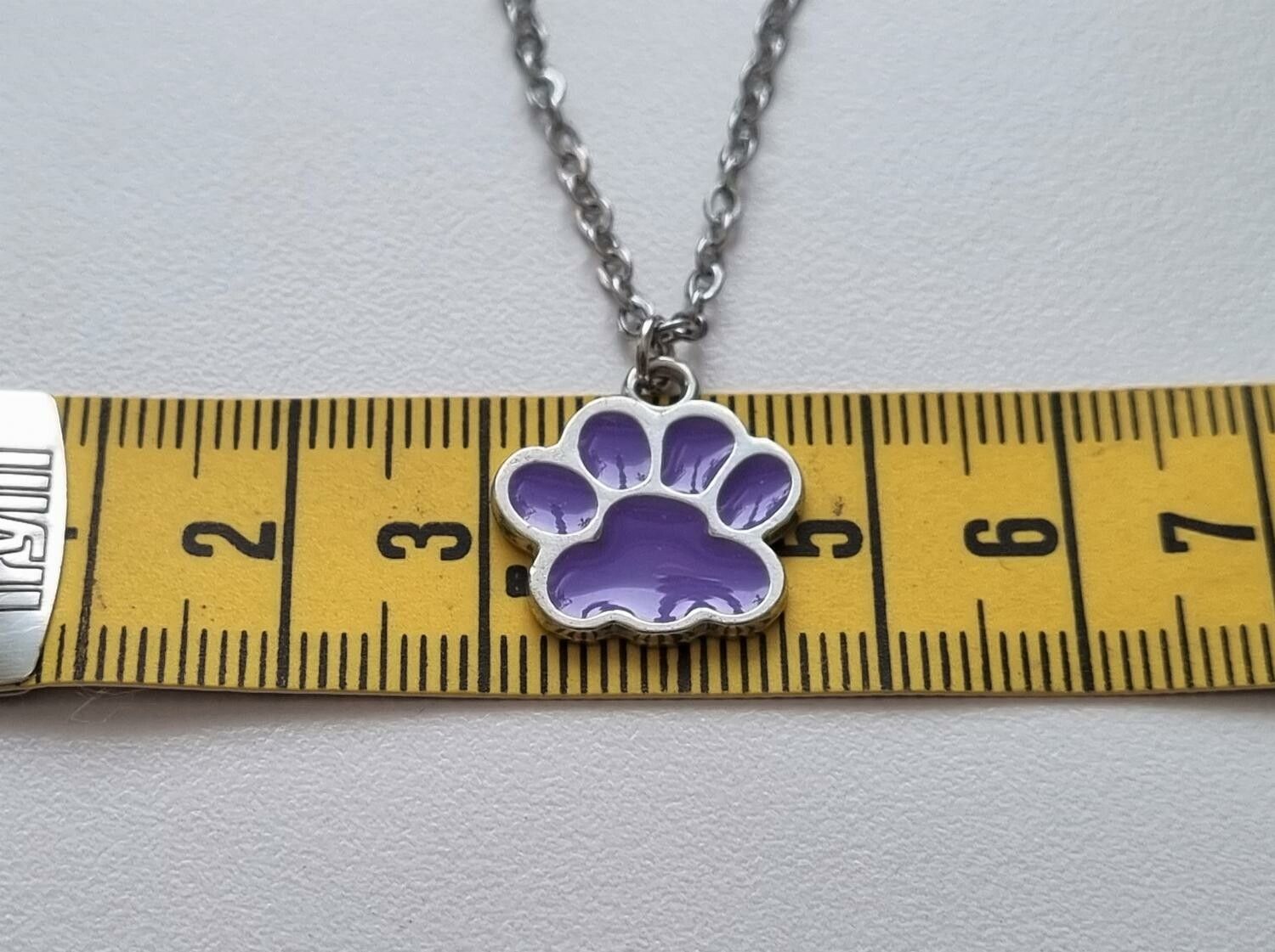 Halsband (50 cm) i rostfritt stål med söt berlock - Hundtass (lila)