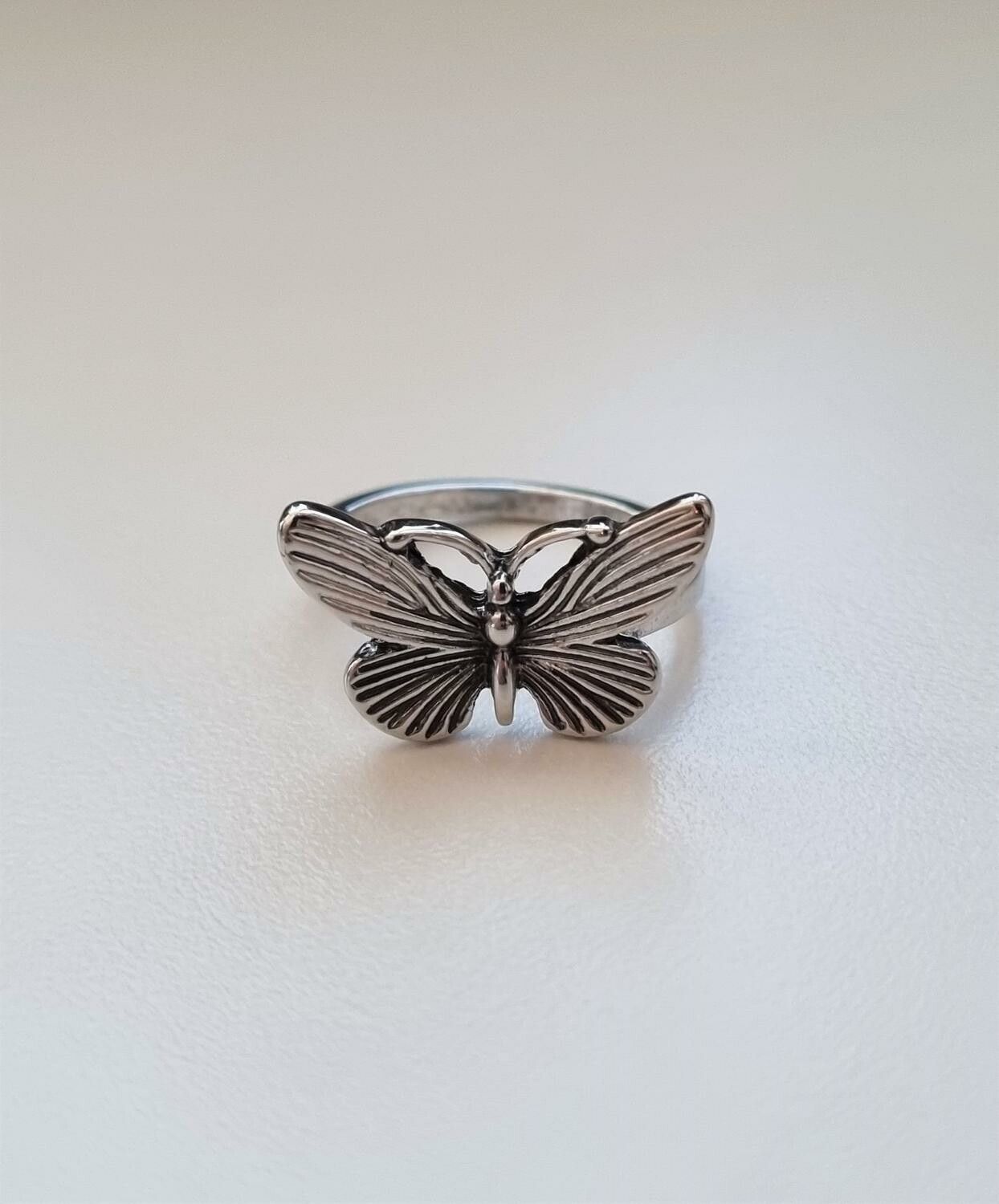 Silverfärgad ring - Fjäril (18,1 mm innermått, vikt 2 gram)