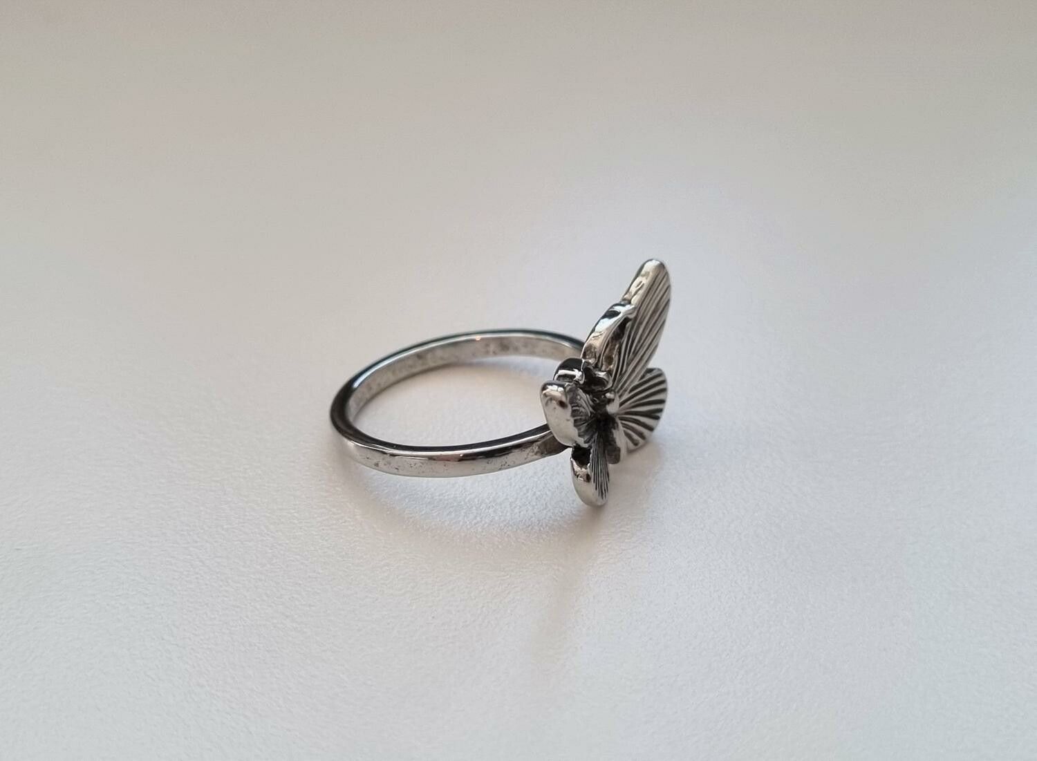 Silverfärgad ring - Fjäril (18,1 mm innermått, vikt 2 gram)