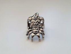 Silverfärgad ring - Joker / Narr (17,4 mm innermått, vikt 9  gram)