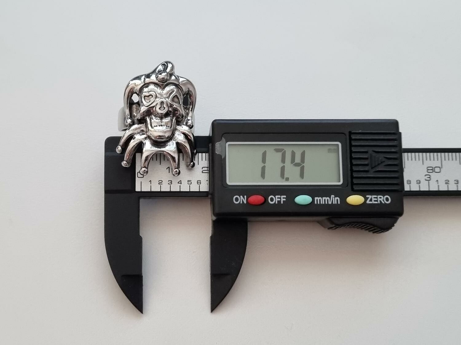 Silverfärgad ring - Joker / Narr (17,4 mm innermått, vikt 9  gram)