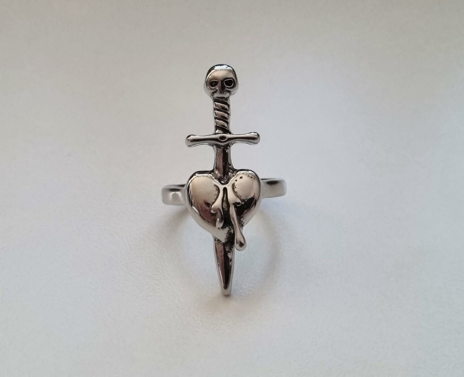 Silverfärgad ring - Svärd genom hjärta (16,7 mm innermått, vikt 5 gram)