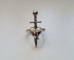 Silverfärgad ring - Svärd genom hjärta (16,7 mm innermått, vikt 5 gram)