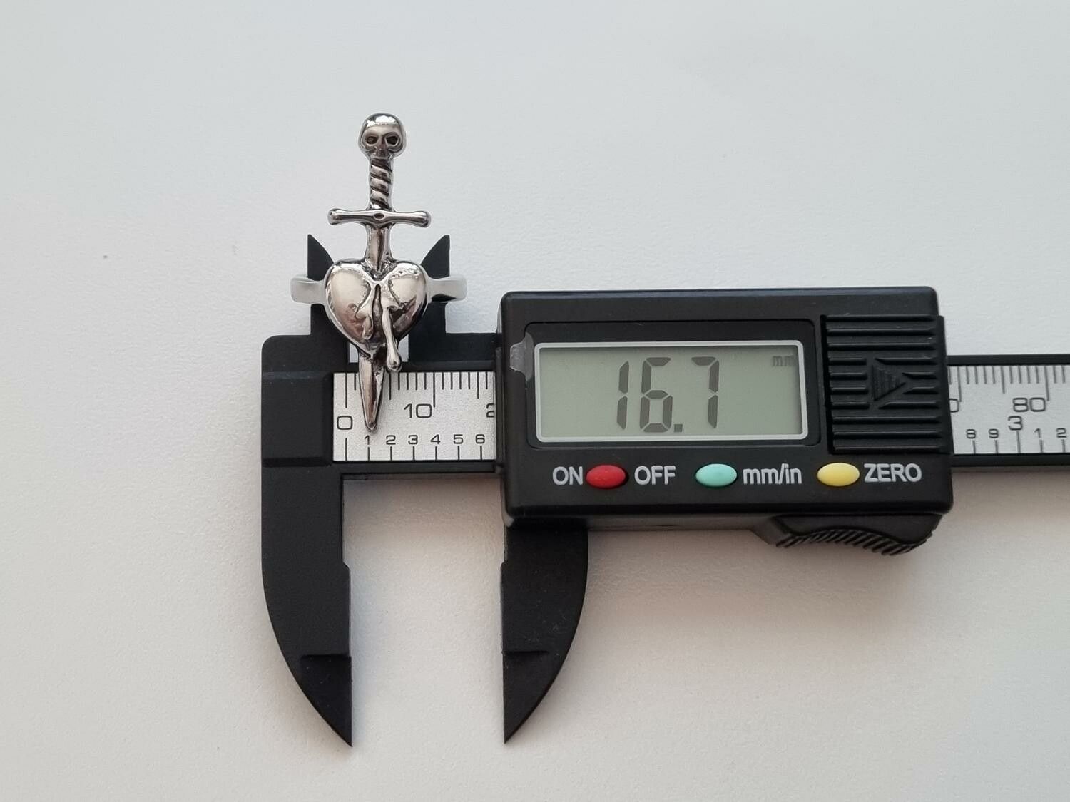 Silverfärgad ring - Svärd genom hjärta (16,7 mm innermått, vikt 5 gram)