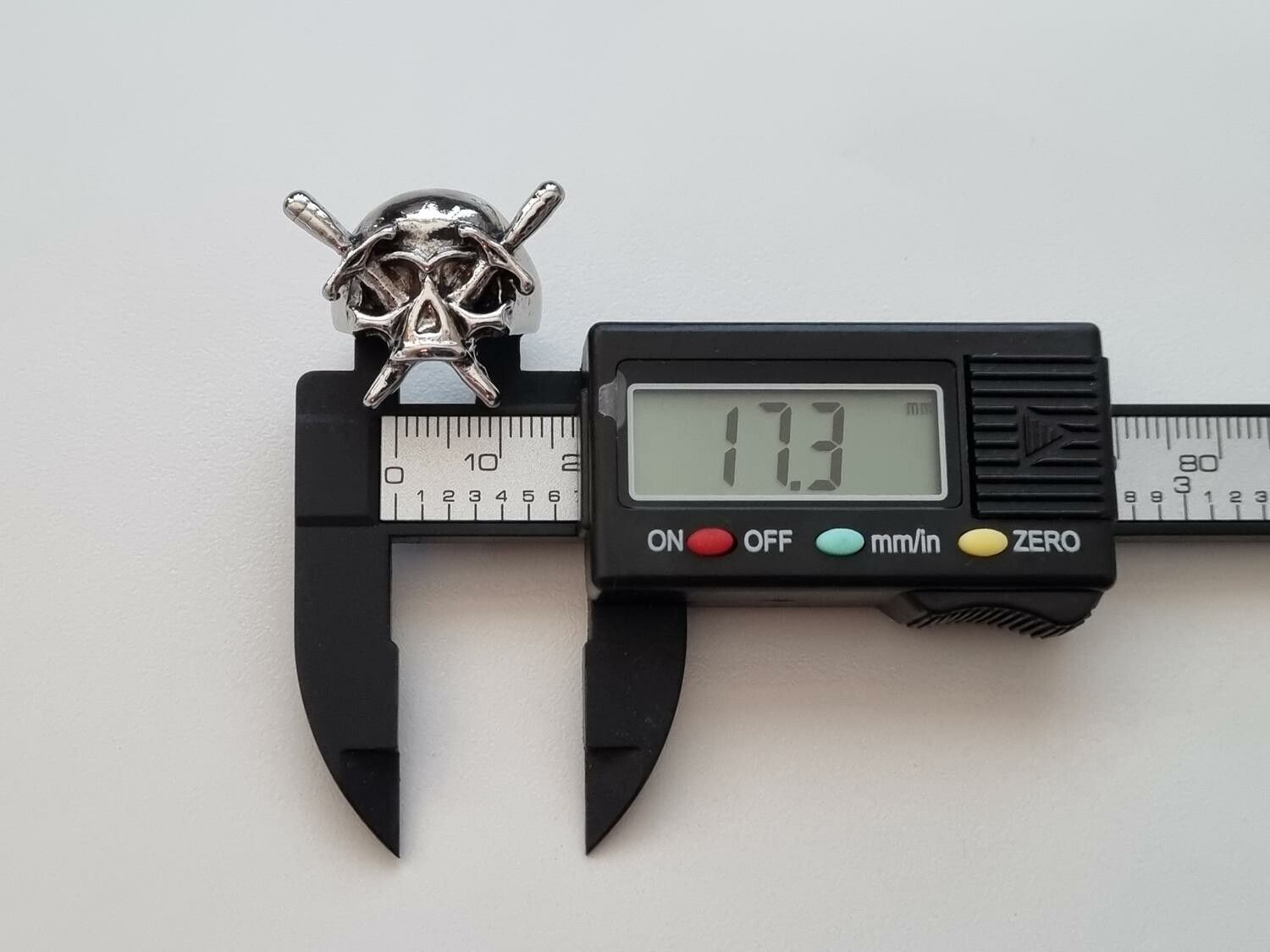 Silverfärgad ring - Dödskalle (17,3 mm innermått, vikt 9 gram)