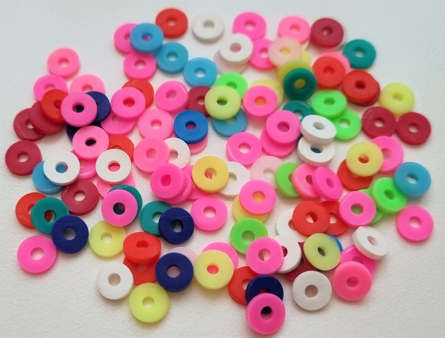 100 st pärlor, mjuka ringar i polymerlera  (6 mm i diameter)
