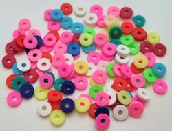 100 st pärlor, mjuka ringar i polymerlera  (6 mm i diameter)