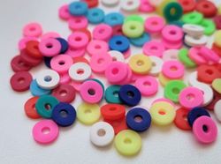 100 st pärlor, mjuka ringar i polymerlera  (6 mm i diameter)