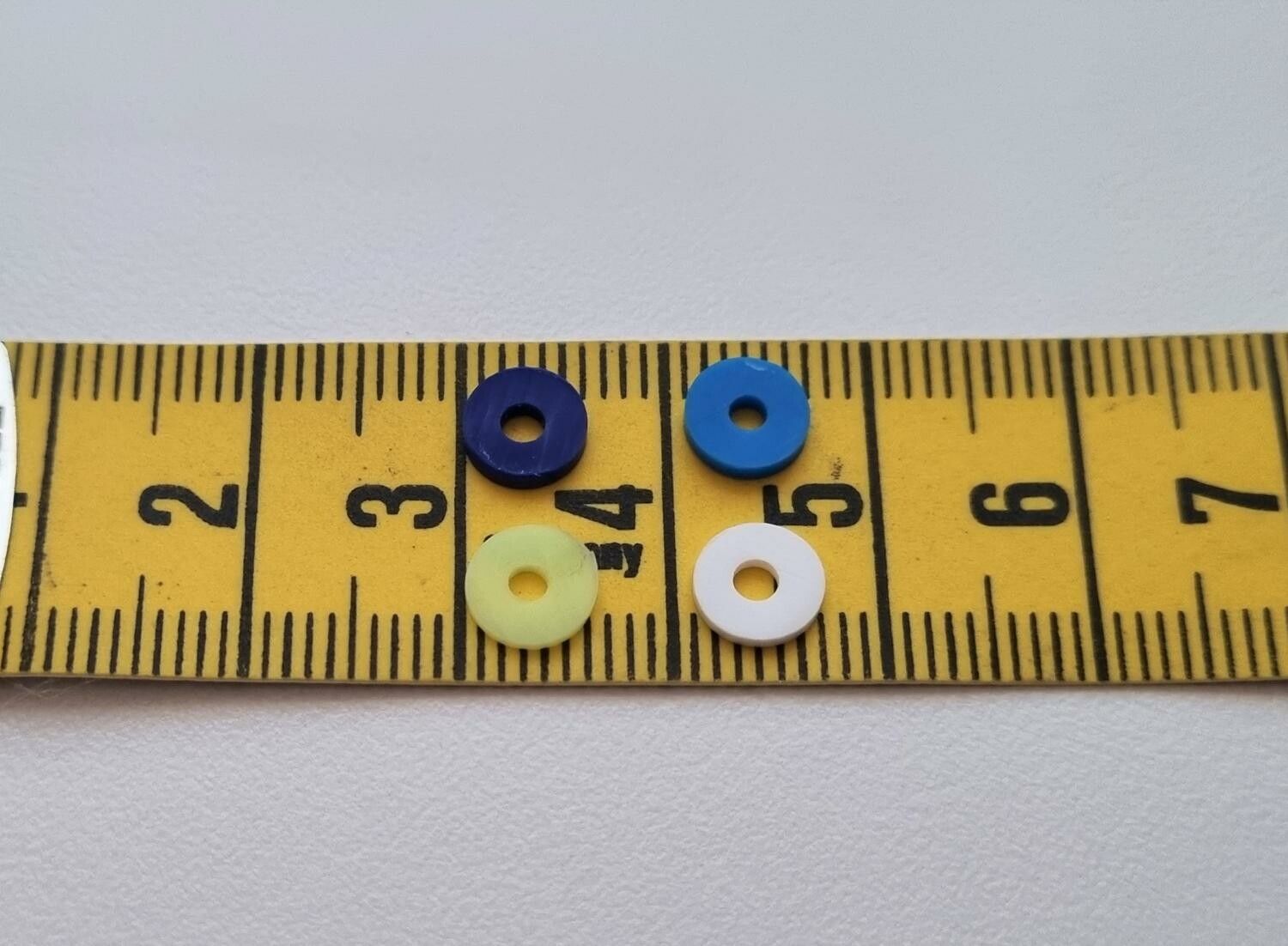 100 st pärlor, mjuka ringar i polymerlera  (6 mm i diameter)