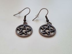 Kopparfärgade örhängen, Pentagram