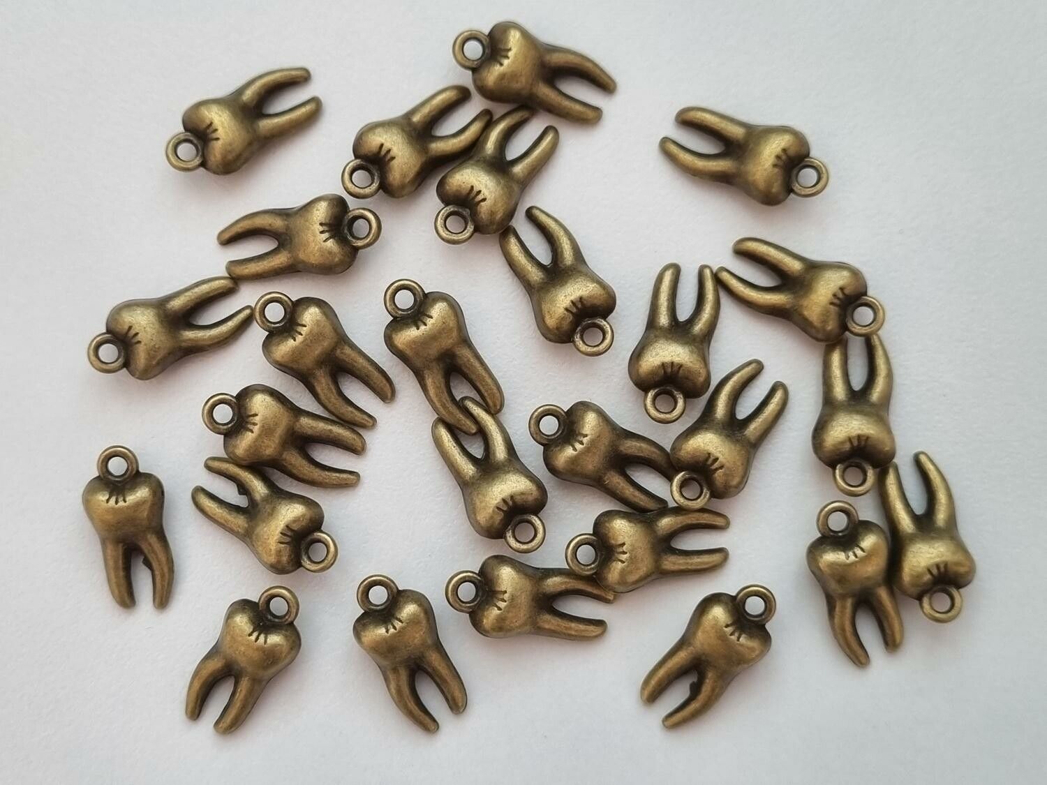 2 st tänder, tandberlocker / charms för smyckestillverkning (bronsfärgade)