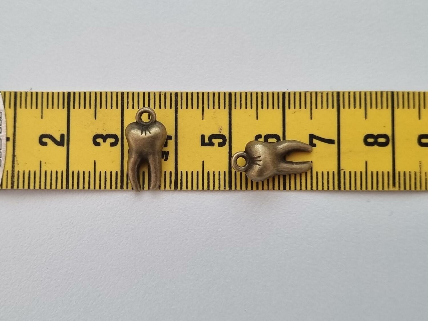2 st tänder, tandberlocker / charms för smyckestillverkning (bronsfärgade)