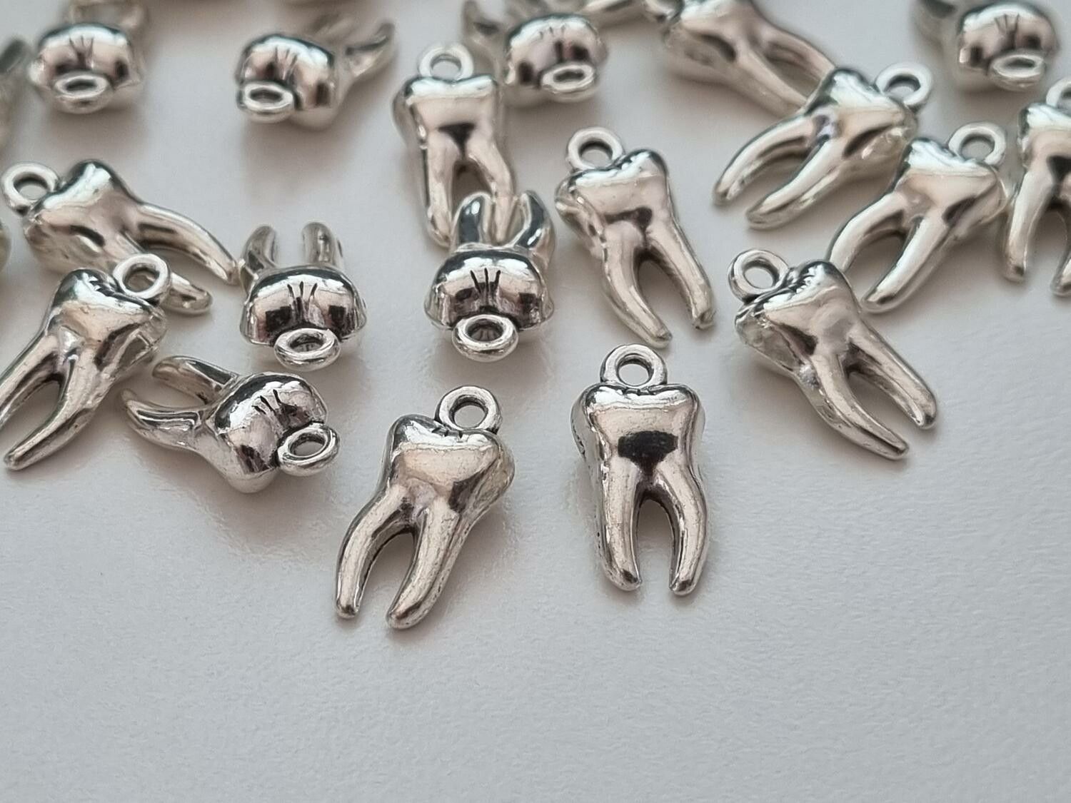 2 st tänder, tandberlocker / charms för smyckestillverkning (silverfärgade)