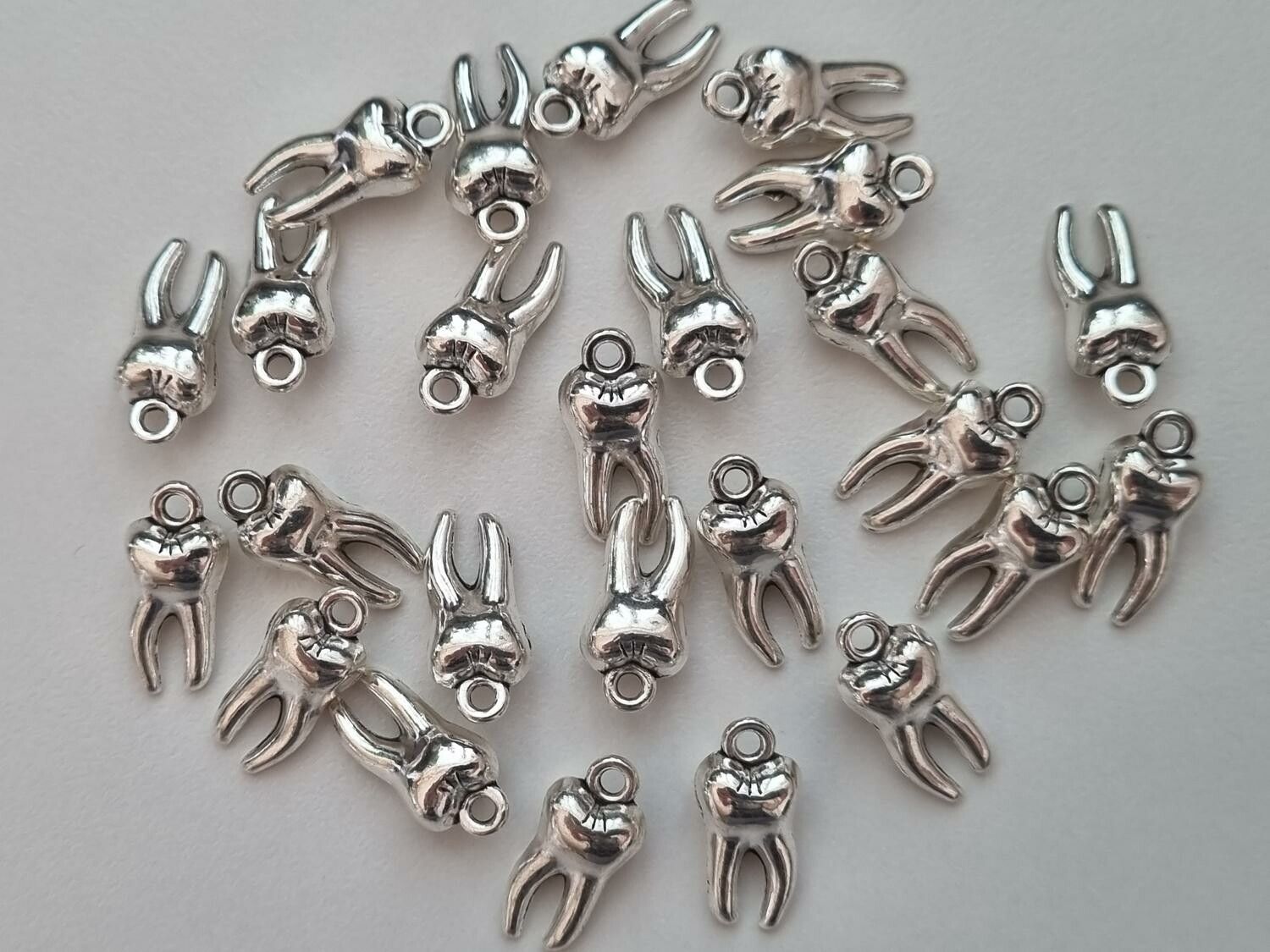 2 st tänder, tandberlocker / charms för smyckestillverkning (silverfärgade)