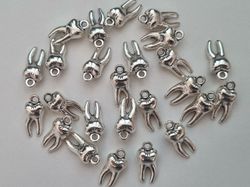 2 st tänder, tandberlocker / charms för smyckestillverkning (silverfärgade)